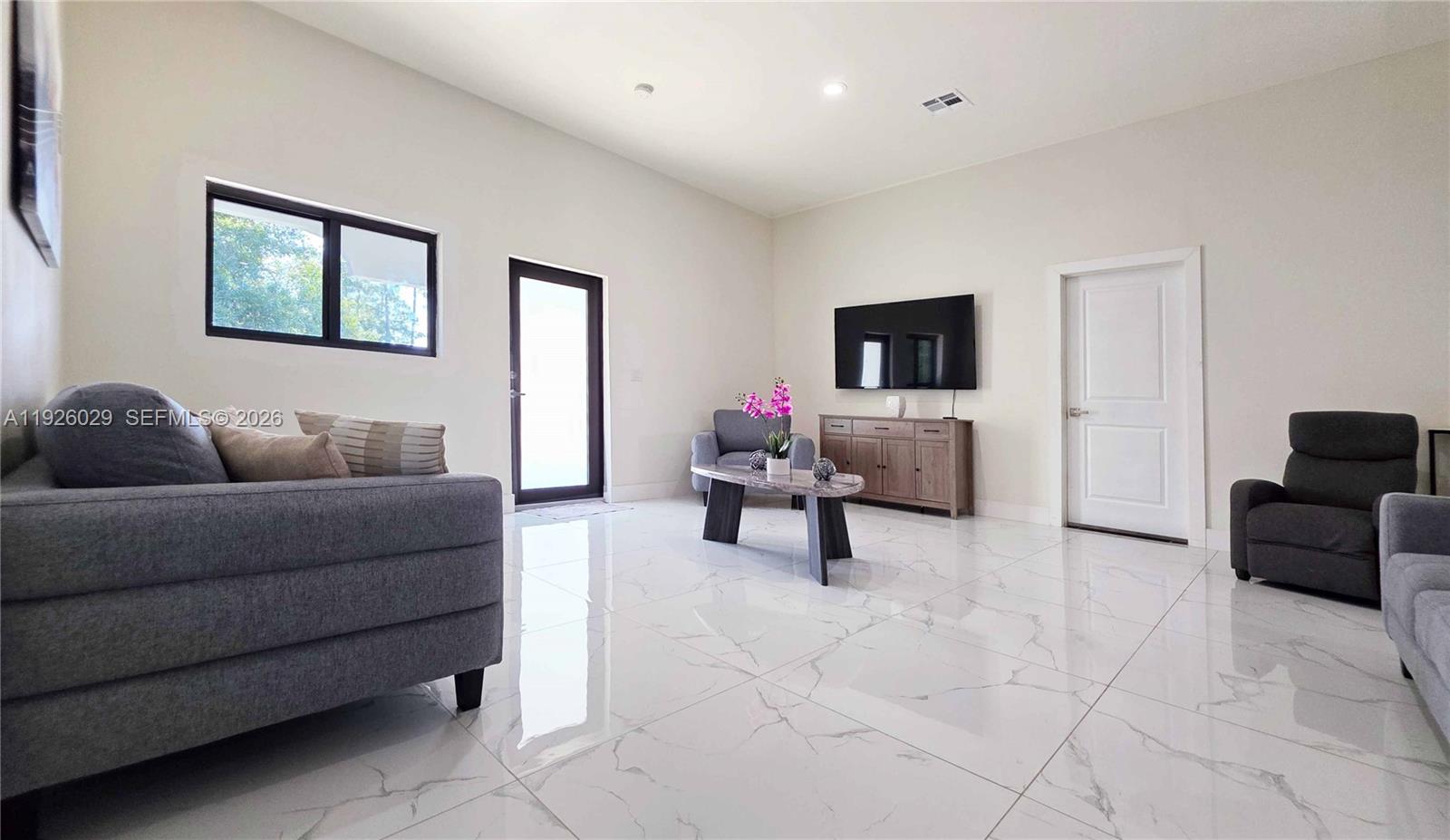 527 Perimeter Road Property Photo 13