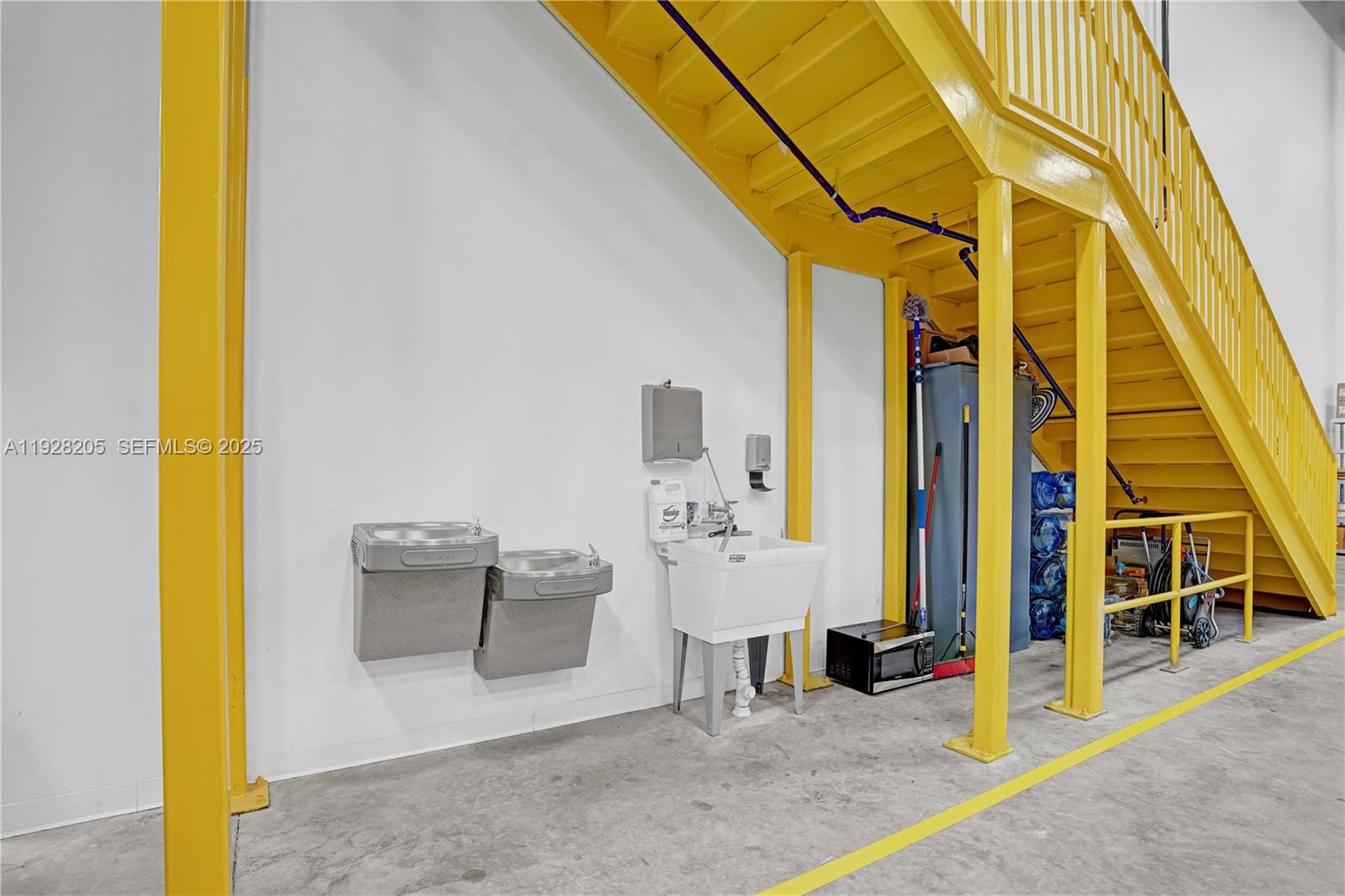 A11928205 Property Photo 24