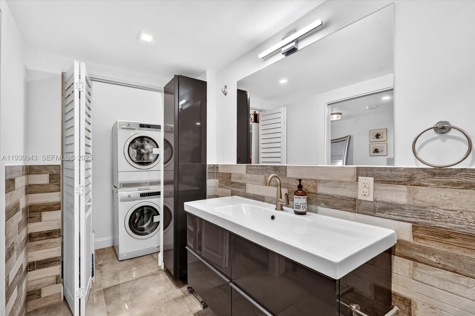 2301 Collins Avenue 714 Property Photo 12