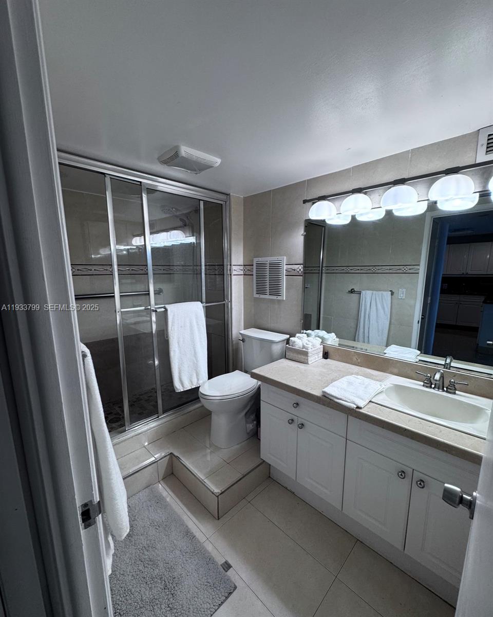 2301 Collins Avenue 1025 Property Photo 11