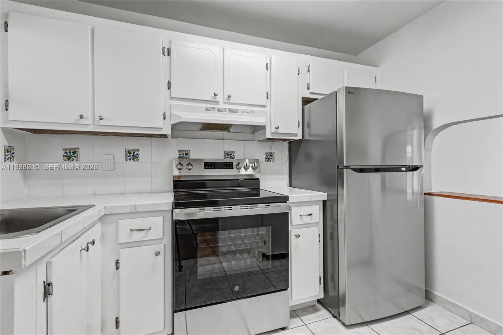 2831 Sunrise Lakes Drive E 204 Property Photo 2