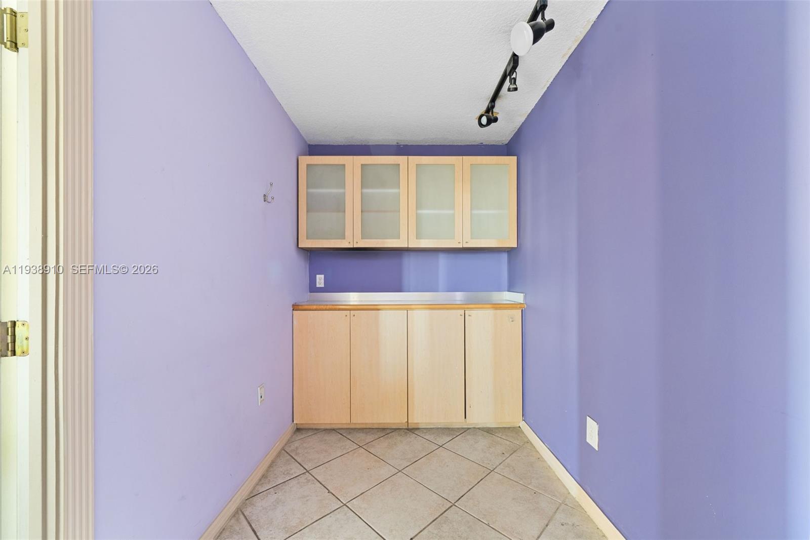 A11938910 Property Photo 12