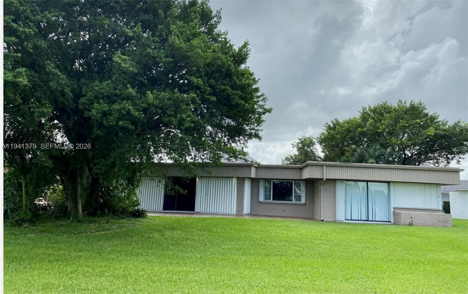 6105 Royal Poinciana Lane Property Photo 2