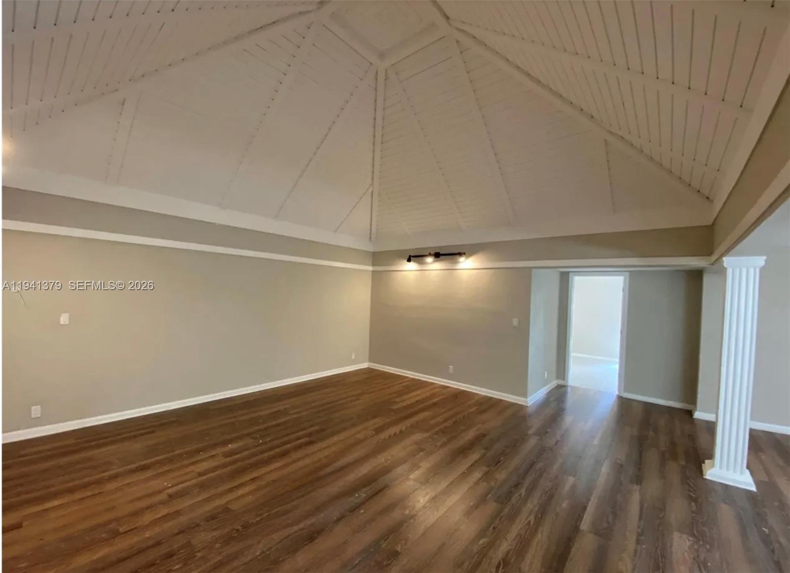 6105 Royal Poinciana Lane Property Photo 8