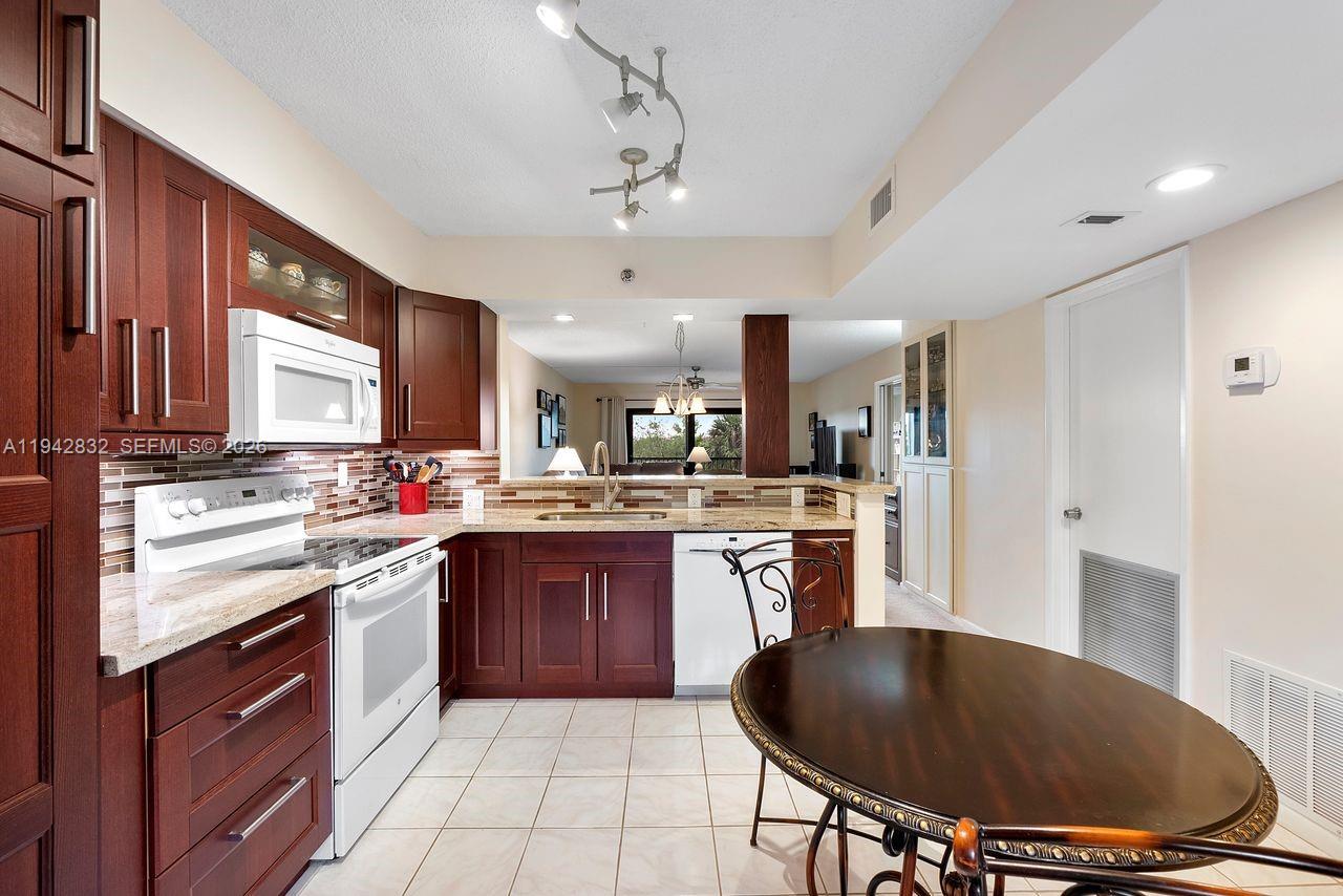 2200 S Cypress Bend Drive 406 Property Photo 13