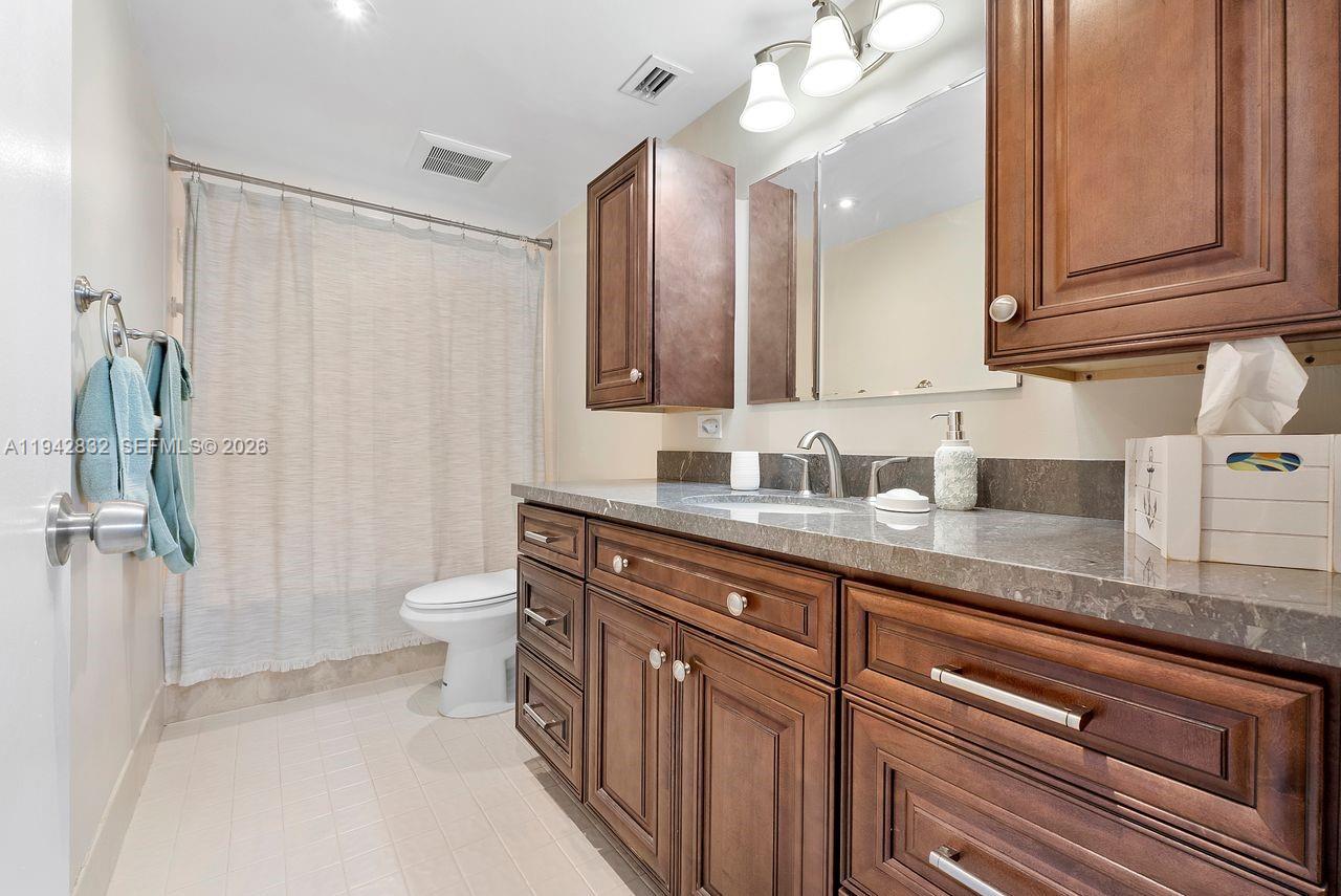 2200 S Cypress Bend Drive 406 Property Photo 15