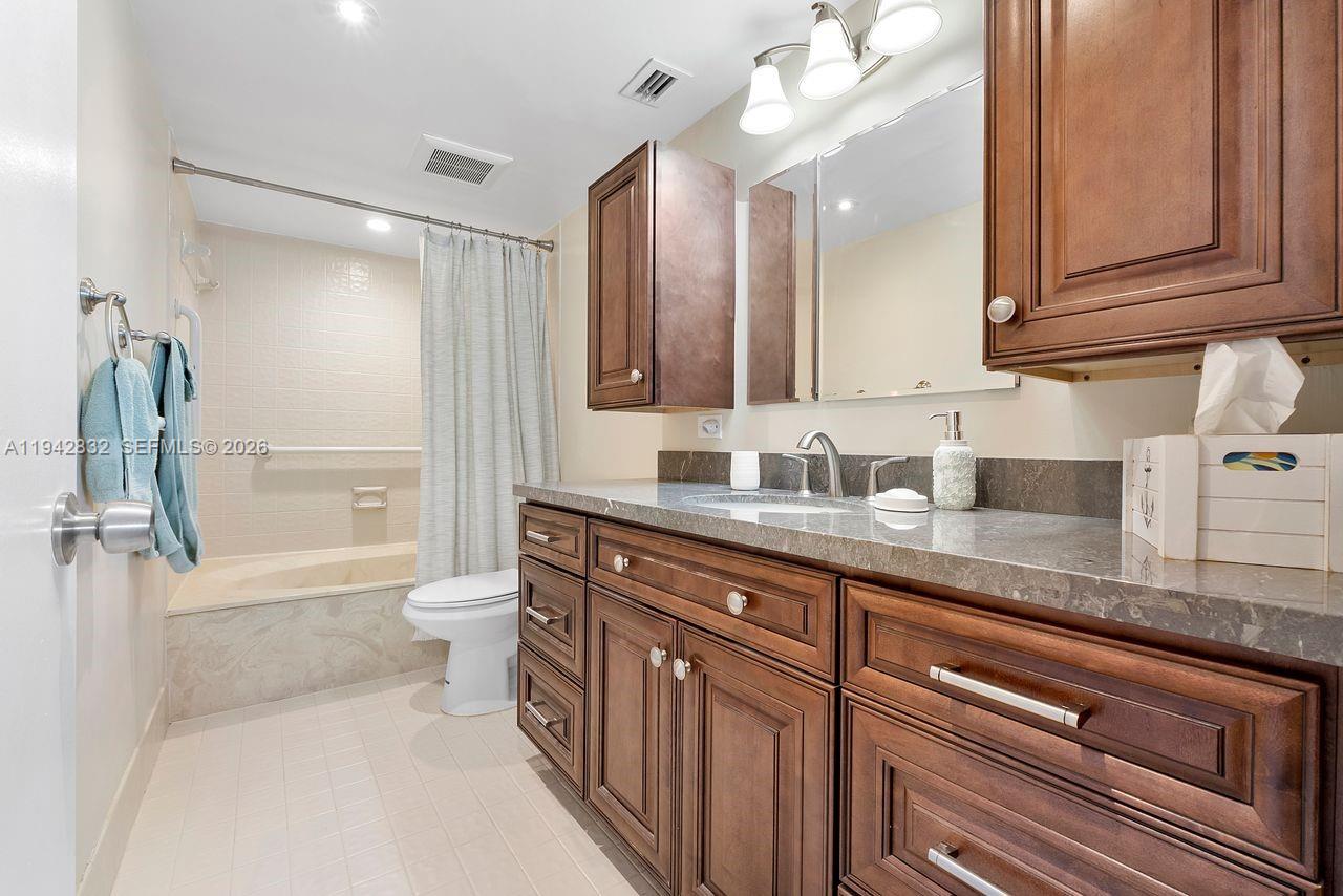 2200 S Cypress Bend Drive 406 Property Photo 16