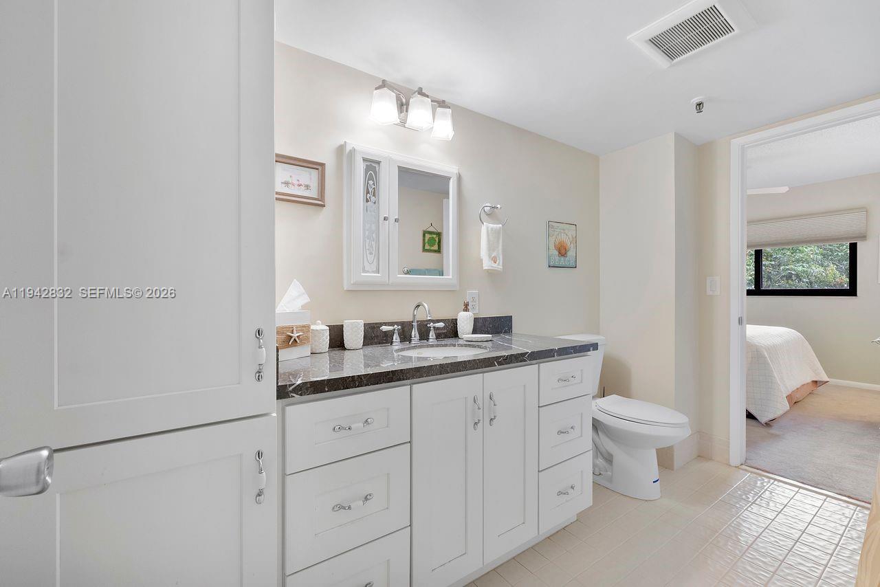 2200 S Cypress Bend Drive 406 Property Photo 17