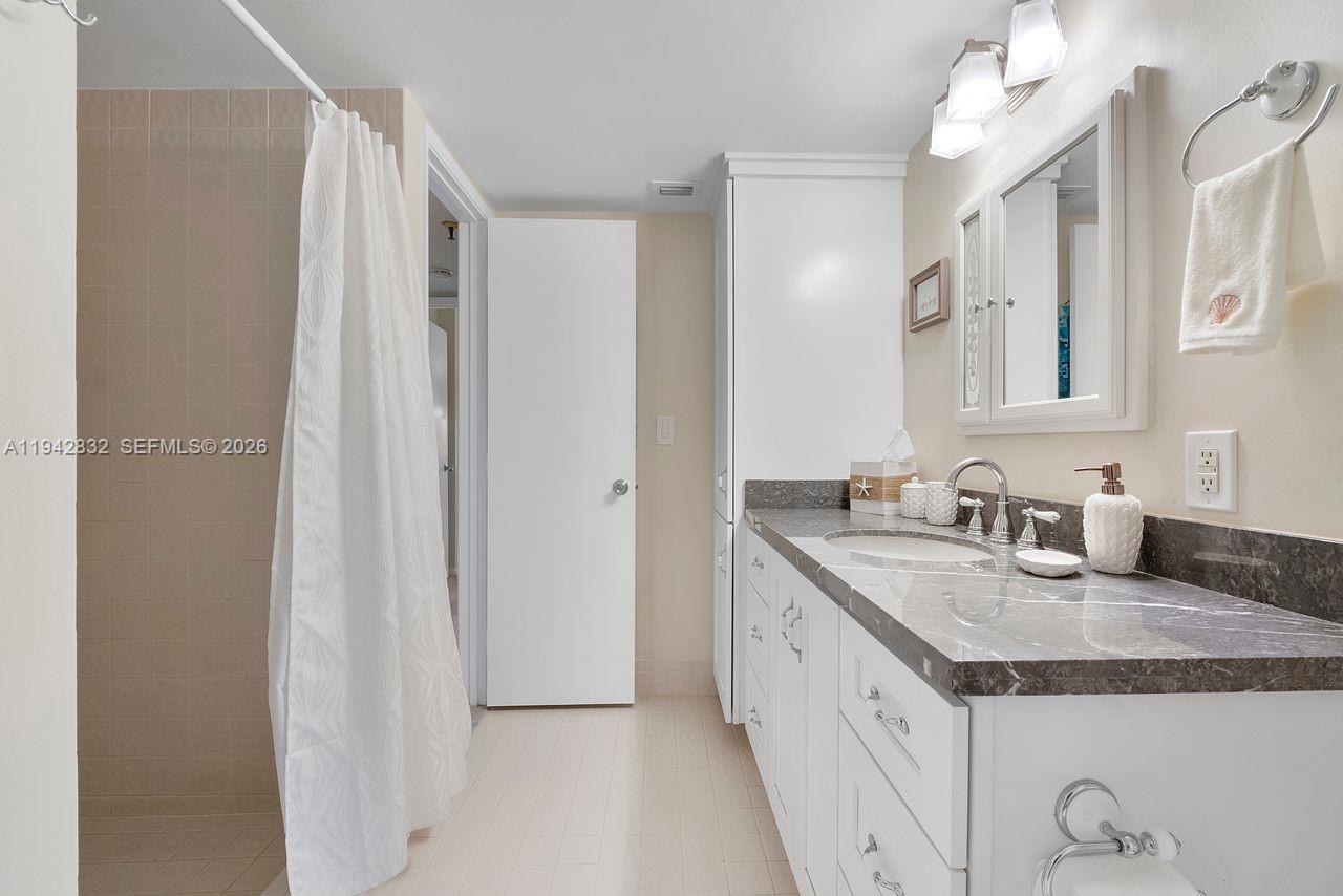 2200 S Cypress Bend Drive 406 Property Photo 18
