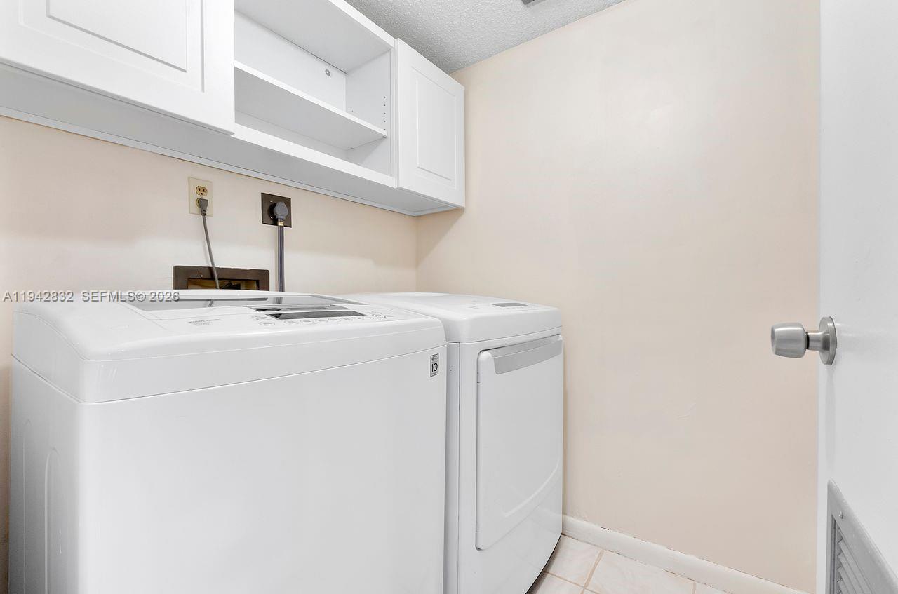 2200 S Cypress Bend Drive 406 Property Photo 24