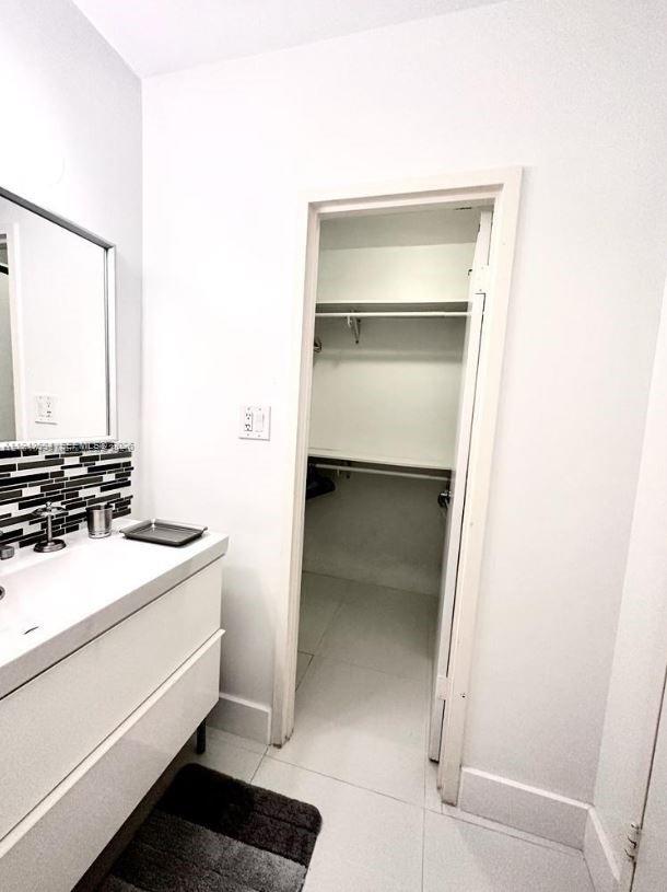 100 Lincoln Road 526 Property Photo 7