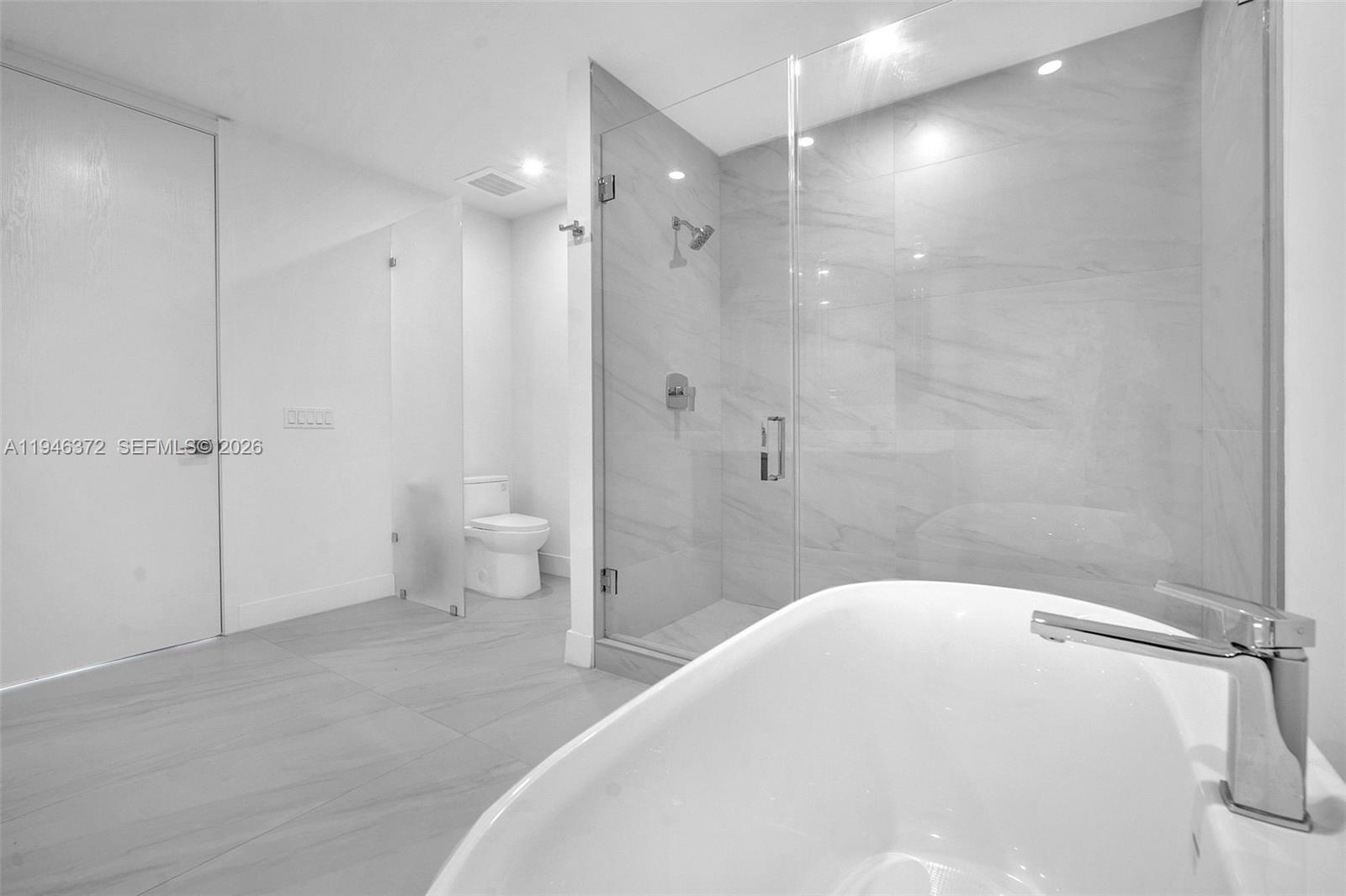 17550 Collins Avenue 504 Property Photo 23