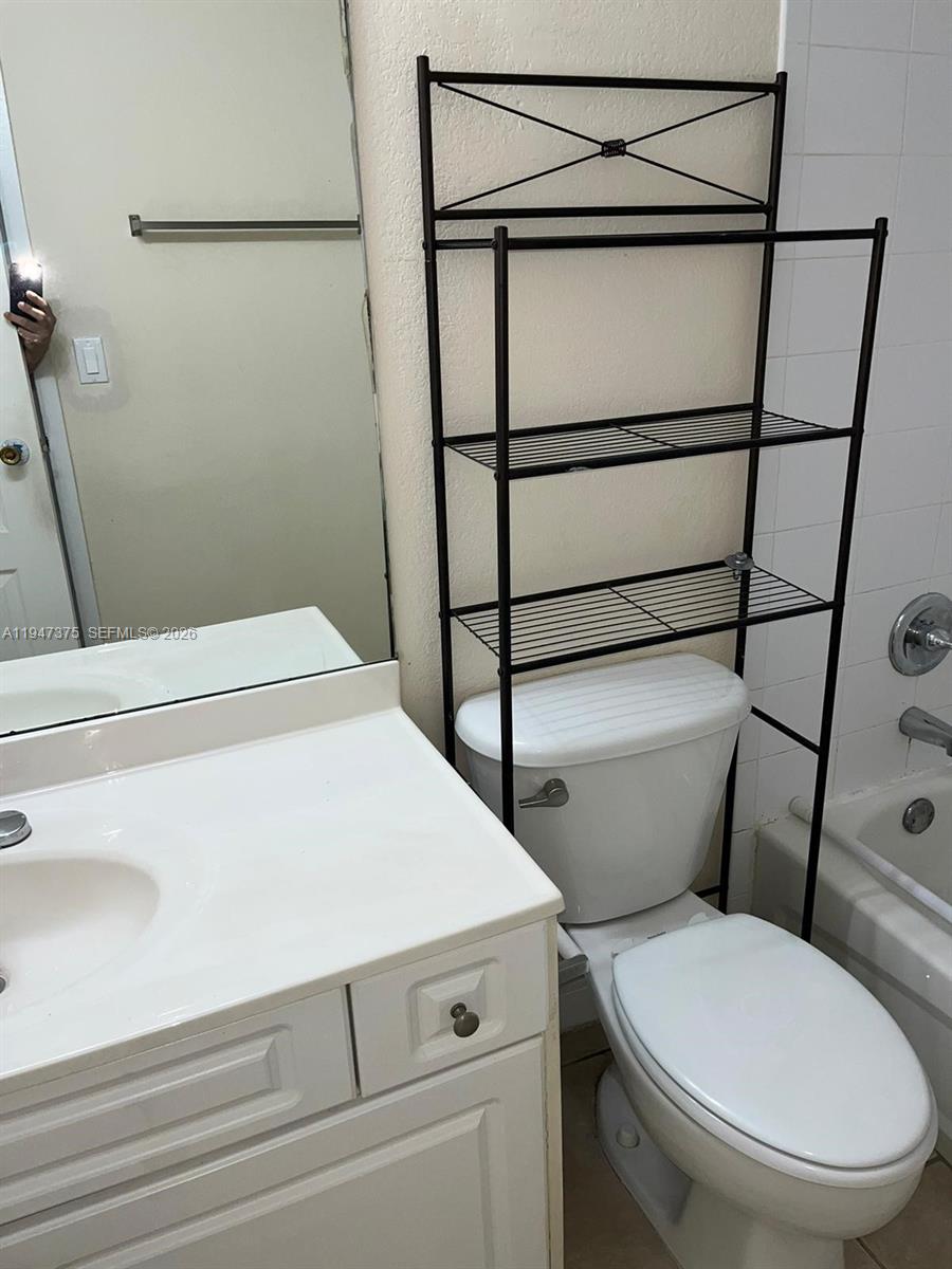 5221 Geneva Way 302 Property Photo 11