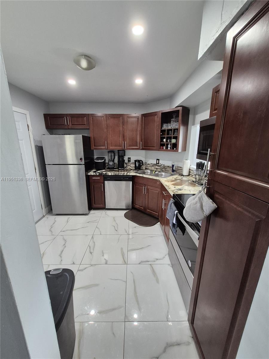 A11951336 Property Photo 13