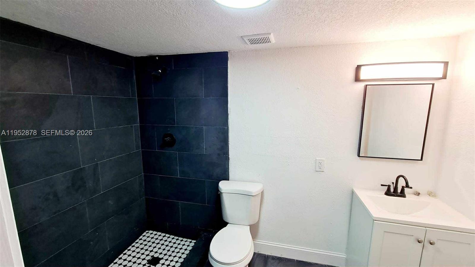 12040 N Miami Avenue Property Photo 7