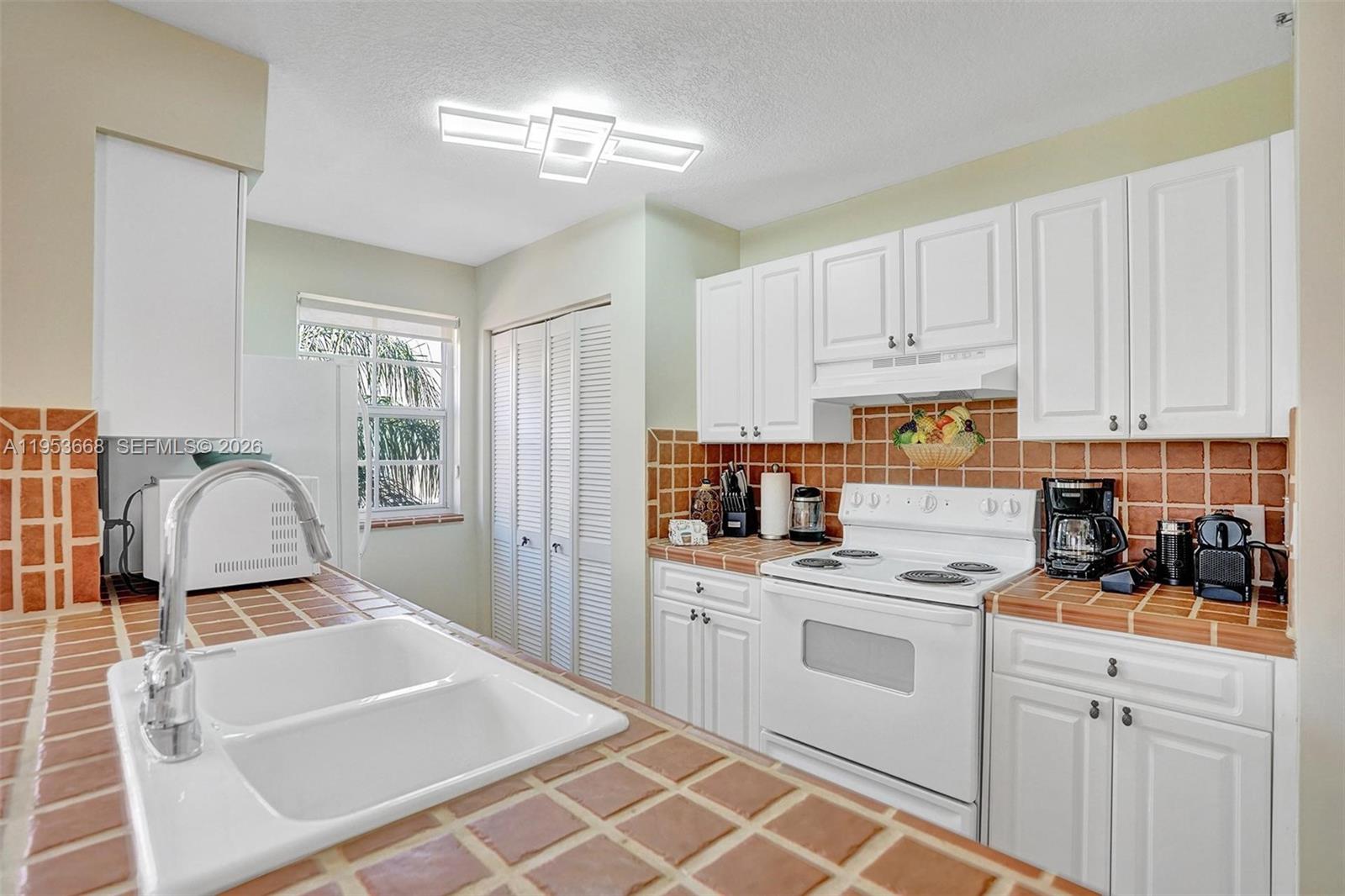 A11953668 Property Photo 6