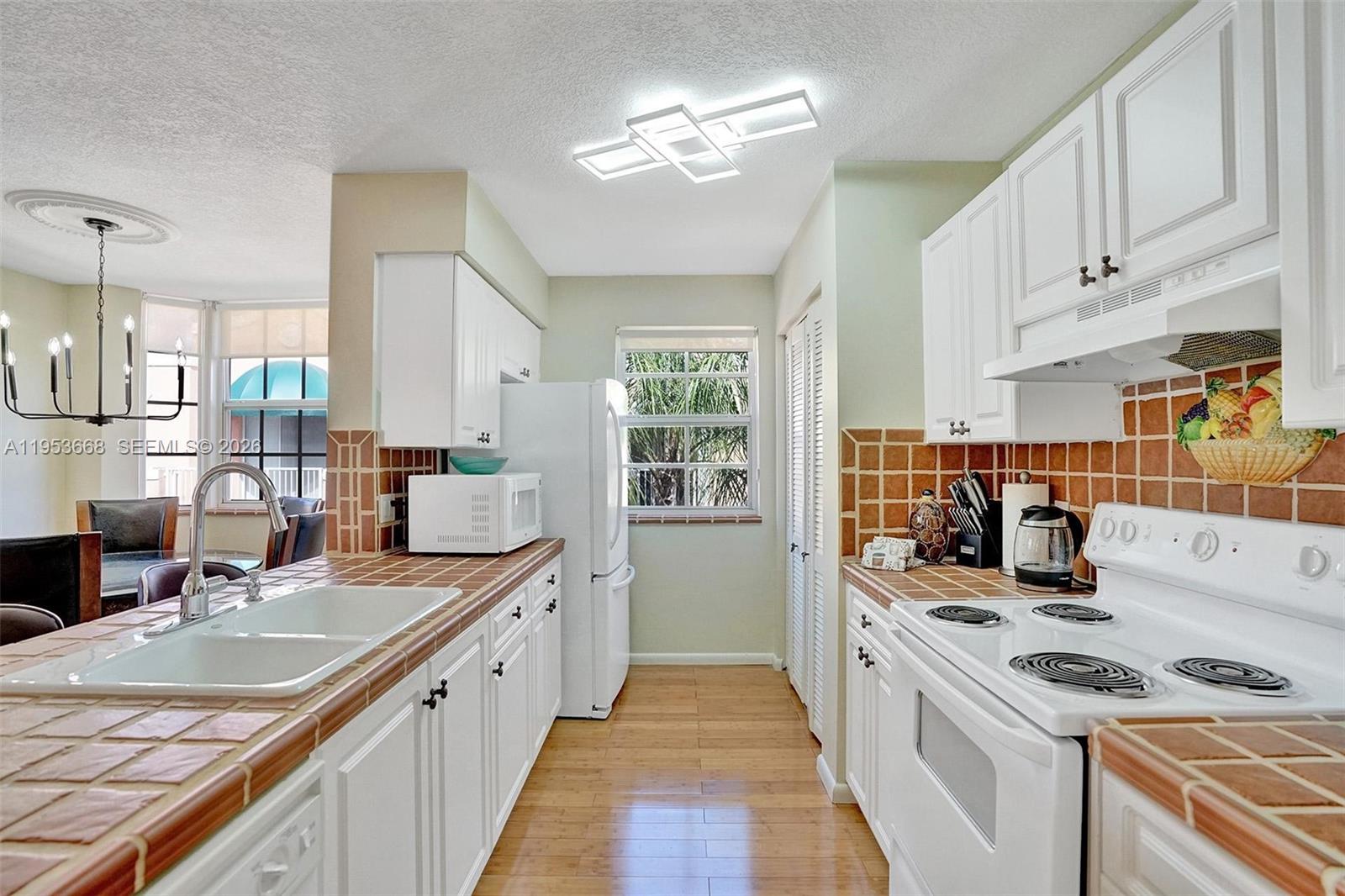 A11953668 Property Photo 7