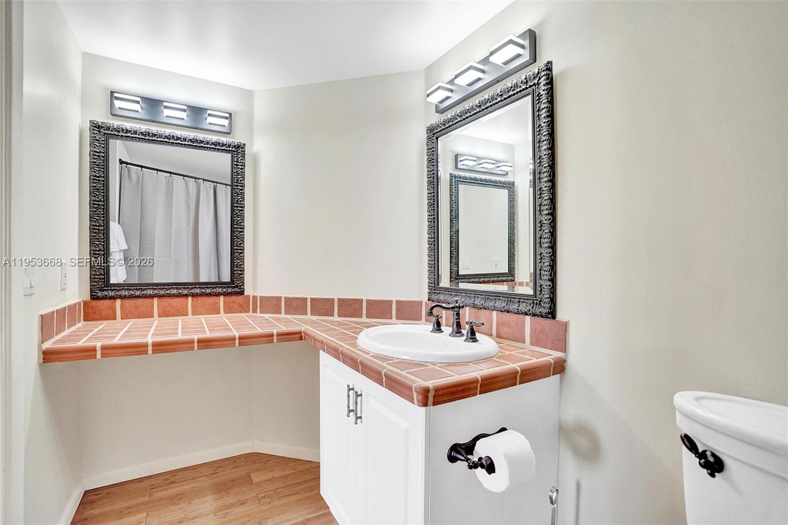 A11953668 Property Photo 23