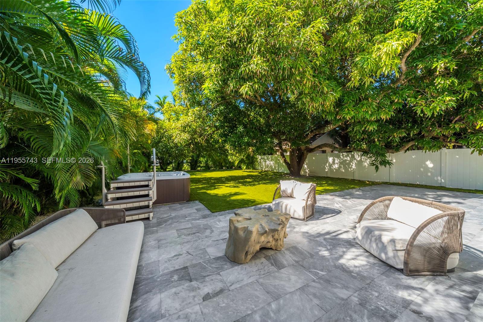 3166 Royal Palm Avenue Property Photo 4