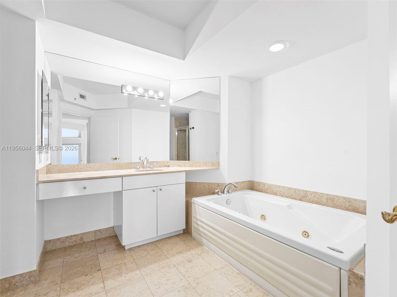 A11956044 Property Photo 14