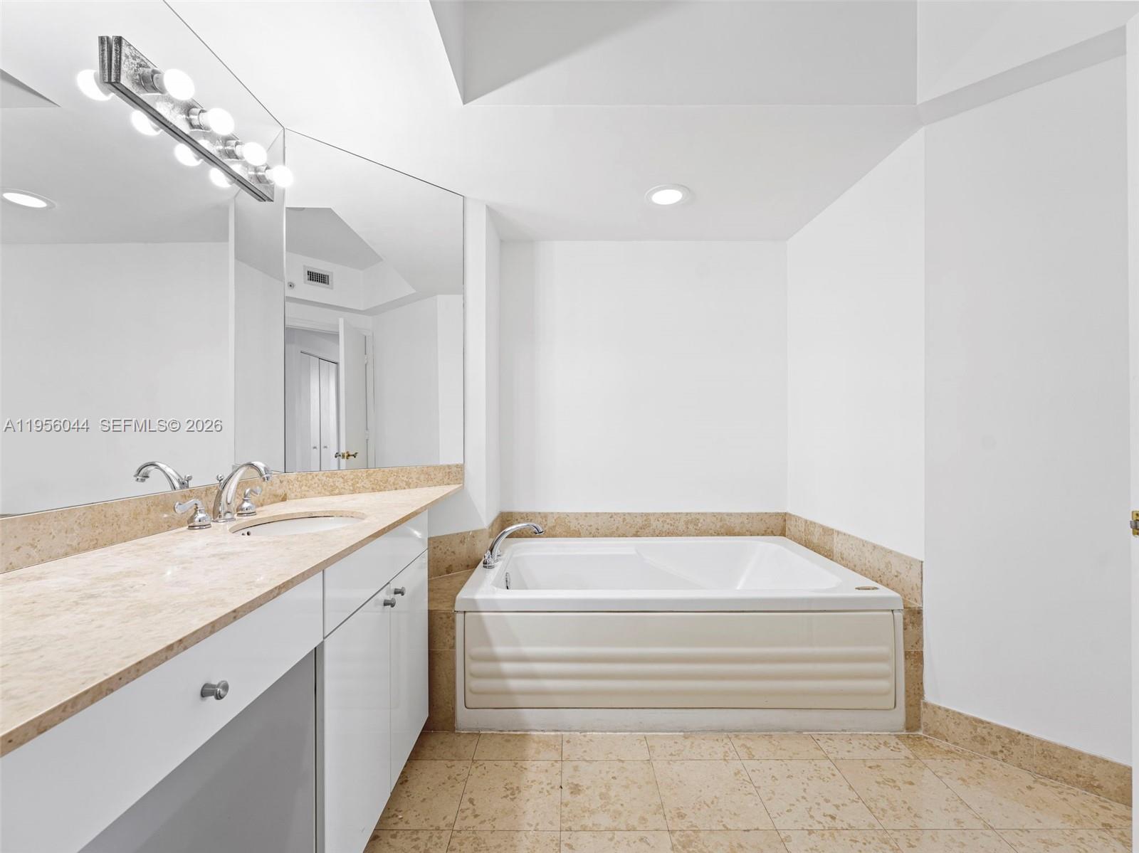 A11956044 Property Photo 23