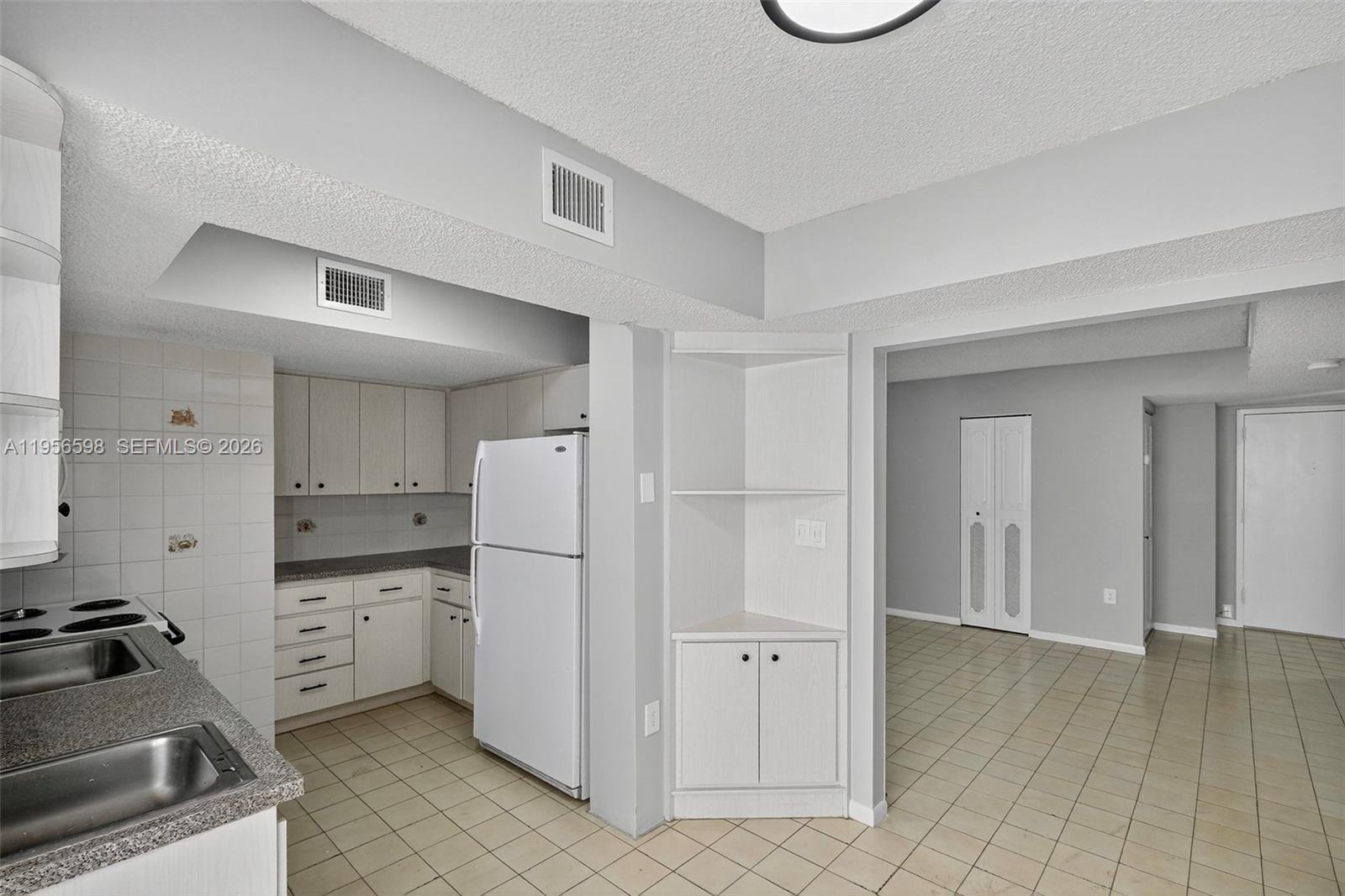 2924 Collins Avenue 501 Property Photo 1