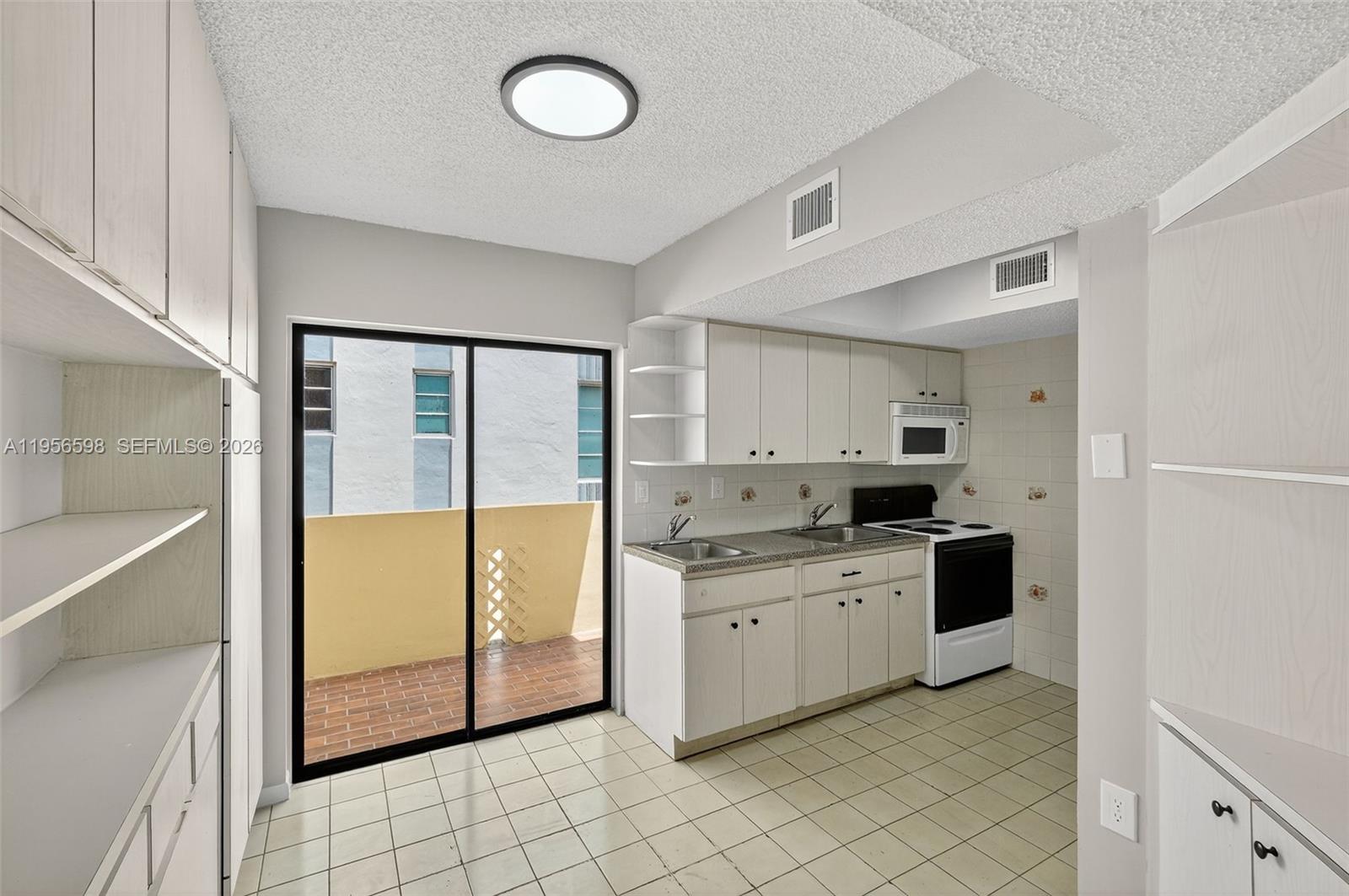 2924 Collins Avenue 501 Property Photo 13