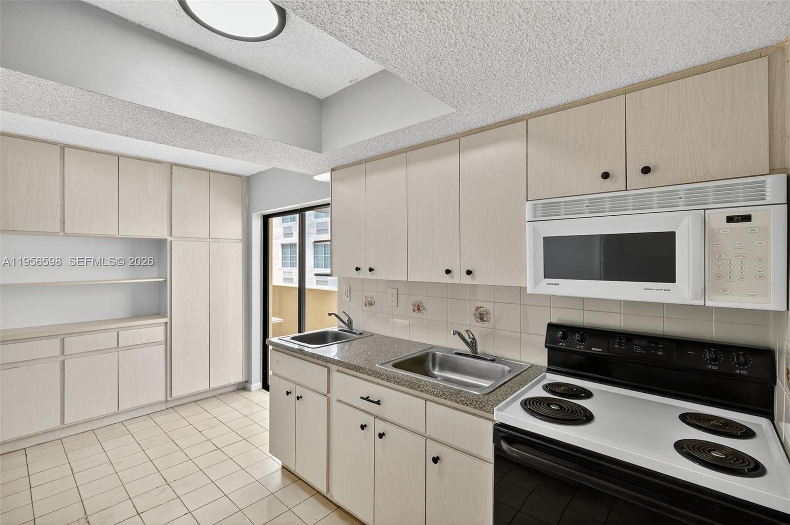 2924 Collins Avenue 501 Property Photo 15