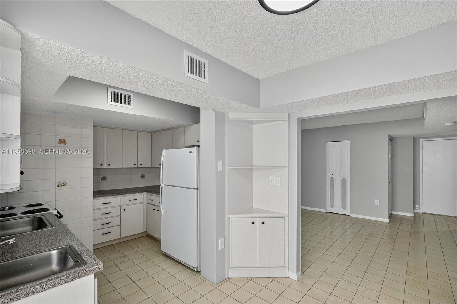 2924 Collins Avenue 501 Property Photo 17