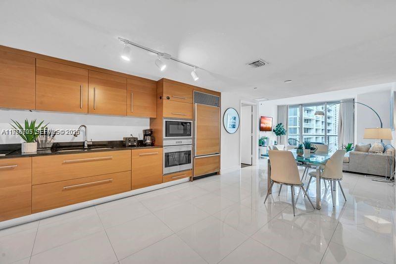 485 Brickell Avenue 1711 Property Photo 8