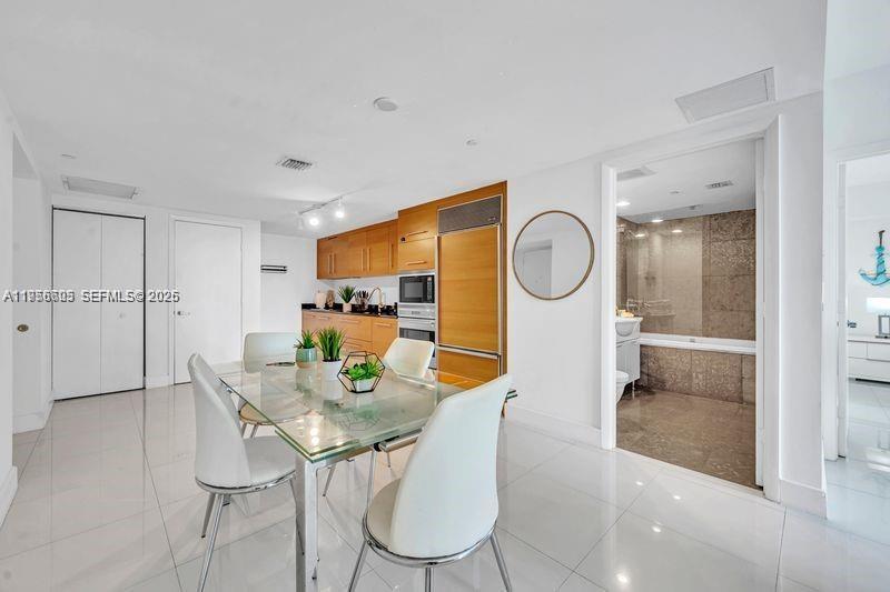485 Brickell Avenue 1711 Property Photo 9
