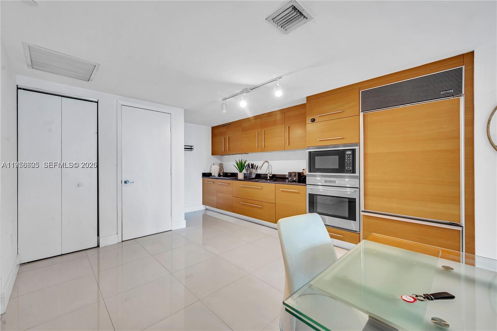 485 Brickell Avenue 1711 Property Photo 10