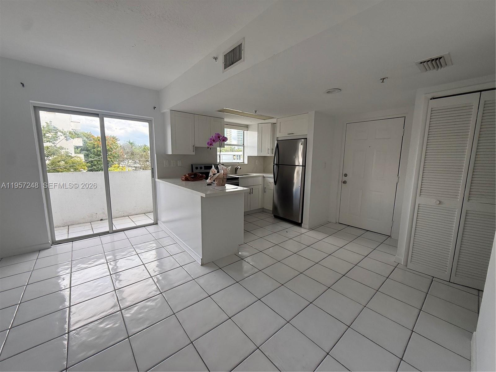 3052 Sw 27th Avenue 301 Property Photo 2