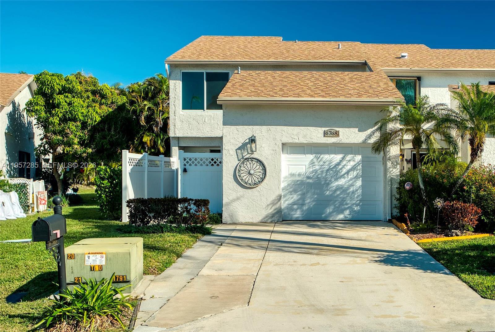 6768 Canary Palm Circle Property Photo 1