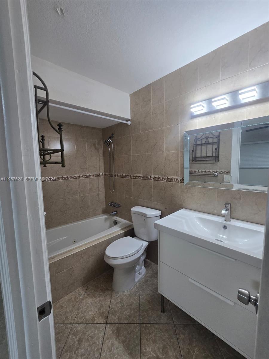5151 W Oakland Park Boulevard 303 Property Photo 9