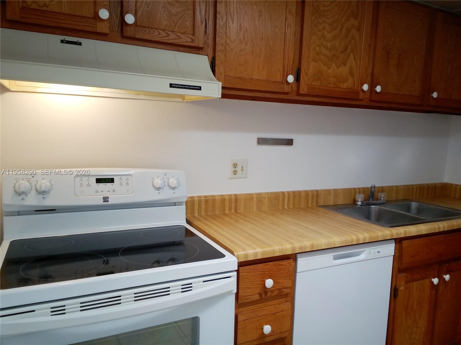 3720 Inverrary Drive 2s Property Photo 25
