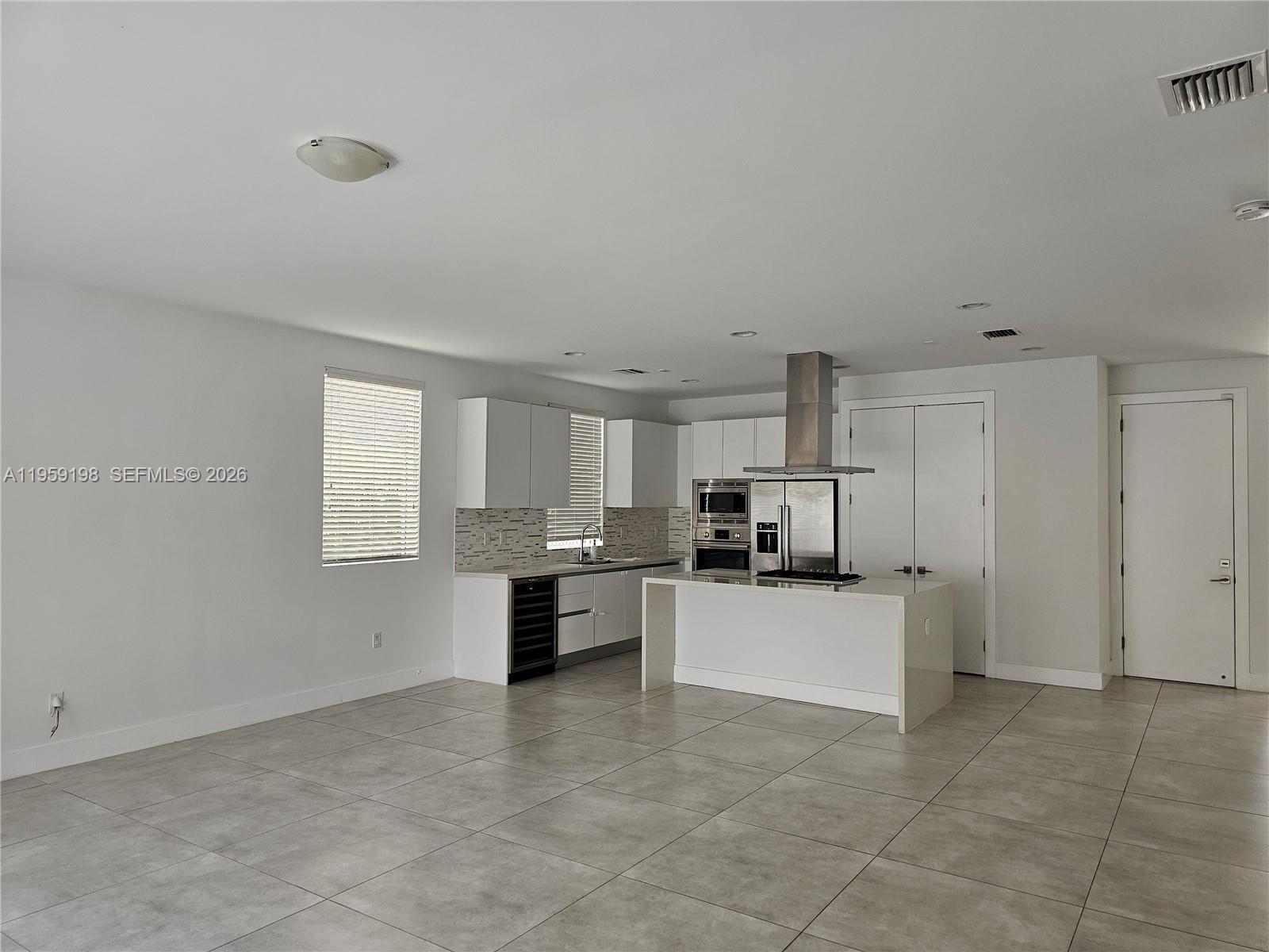 A11959198 Property Photo 3