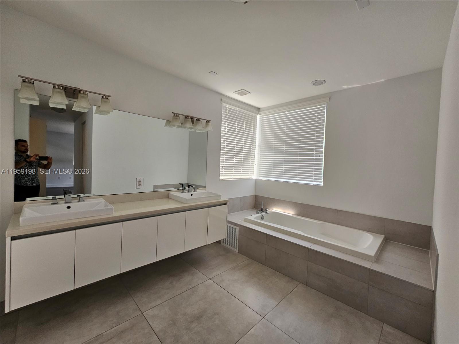 A11959198 Property Photo 17