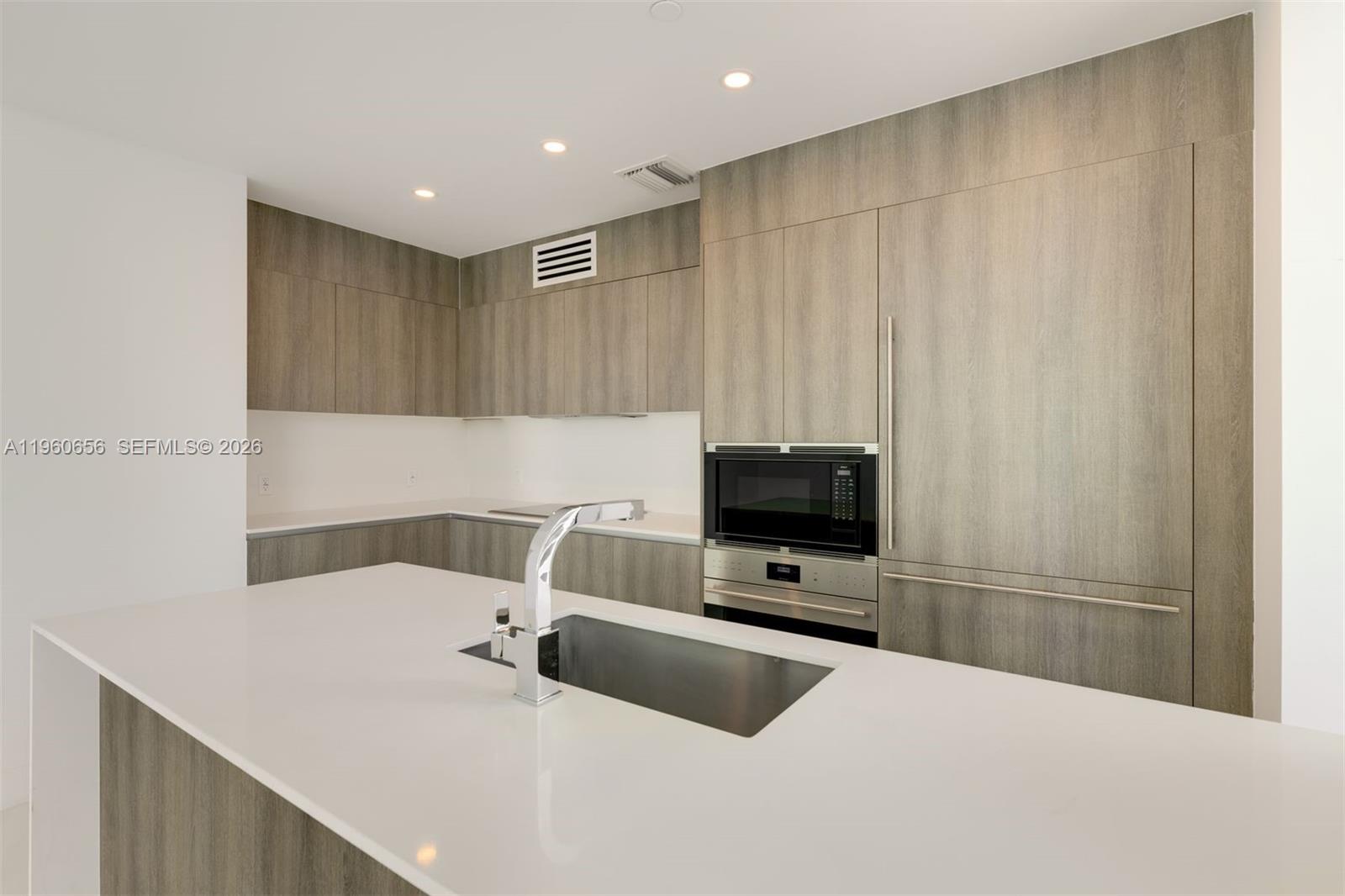 17550 Collins Avenue 505 Property Photo 9