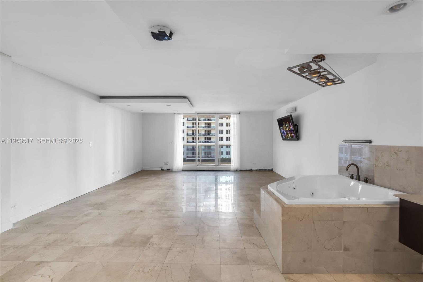 2301 Collins Avenue 621 Property Photo 4