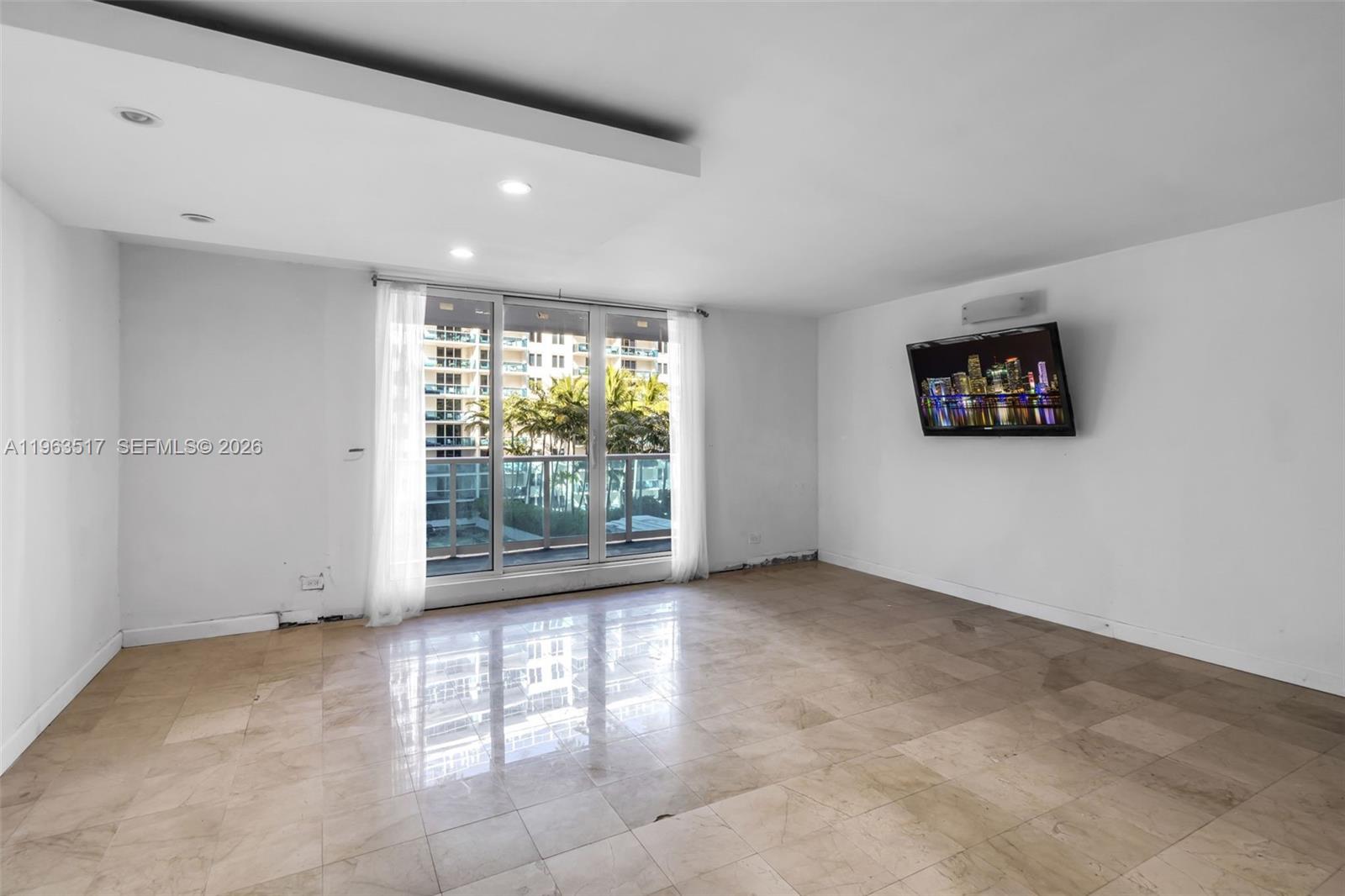 2301 Collins Avenue 621 Property Photo 5