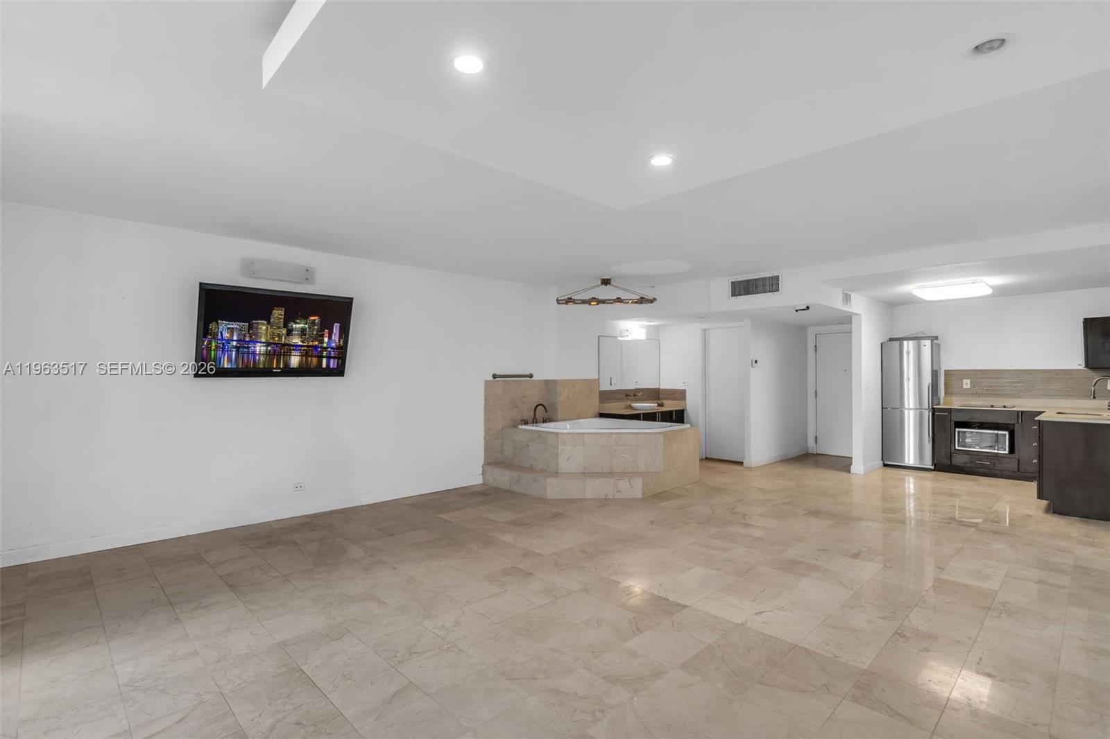 2301 Collins Avenue 621 Property Photo 6