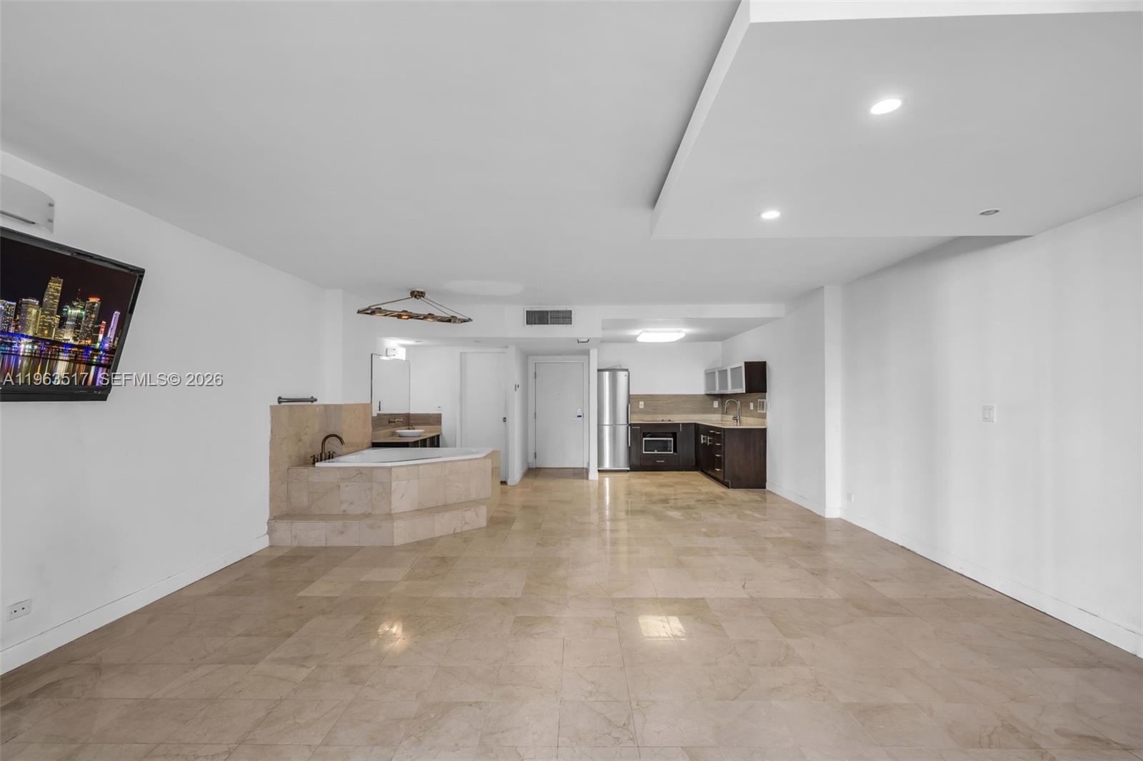 2301 Collins Avenue 621 Property Photo 7
