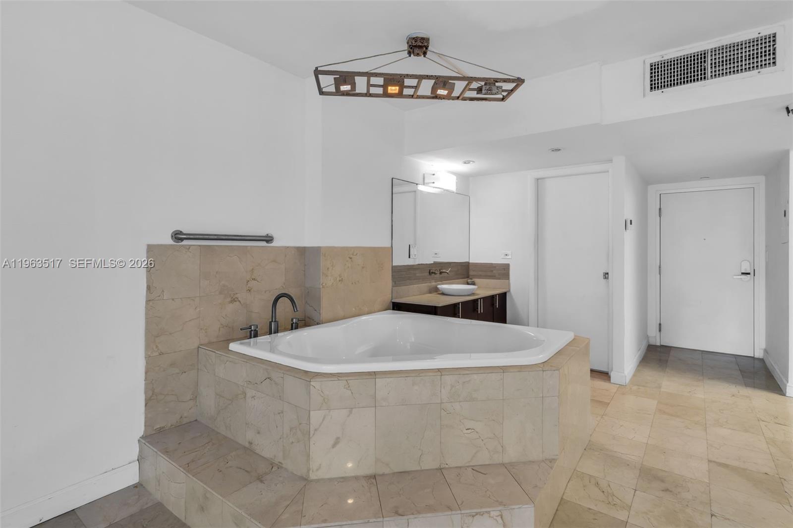 2301 Collins Avenue 621 Property Photo 8