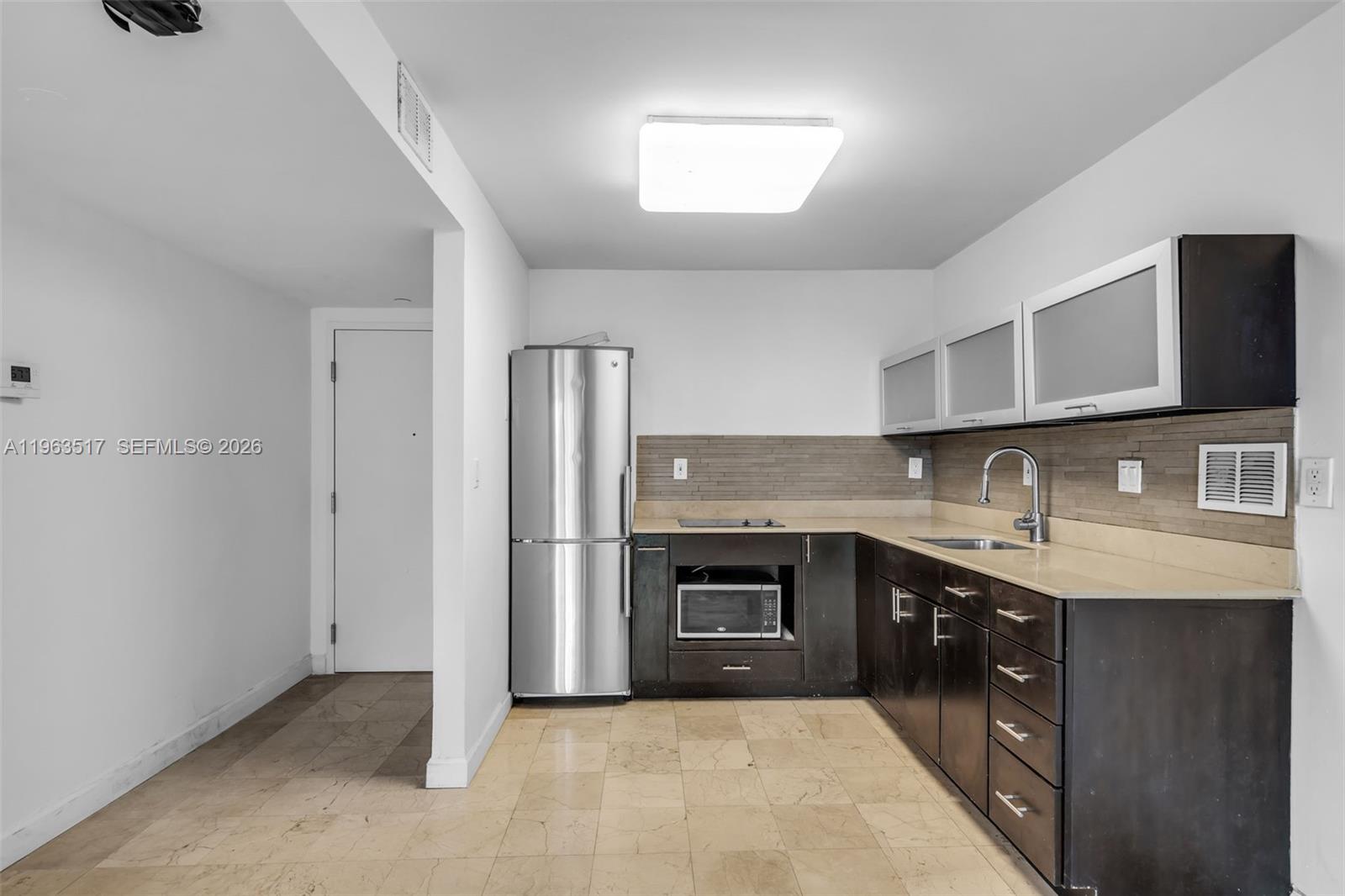 2301 Collins Avenue 621 Property Photo 9