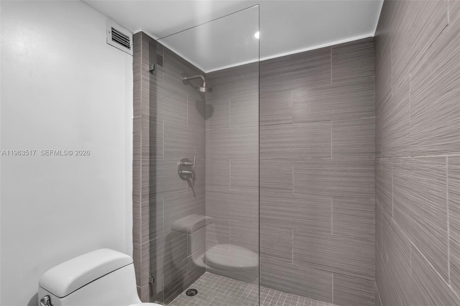 2301 Collins Avenue 621 Property Photo 11