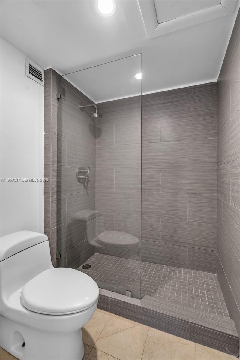 2301 Collins Avenue 621 Property Photo 12