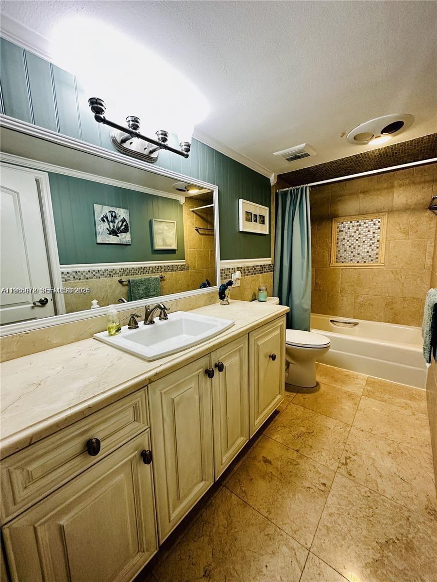 1501 S Ocean Drive 406 Property Photo 6