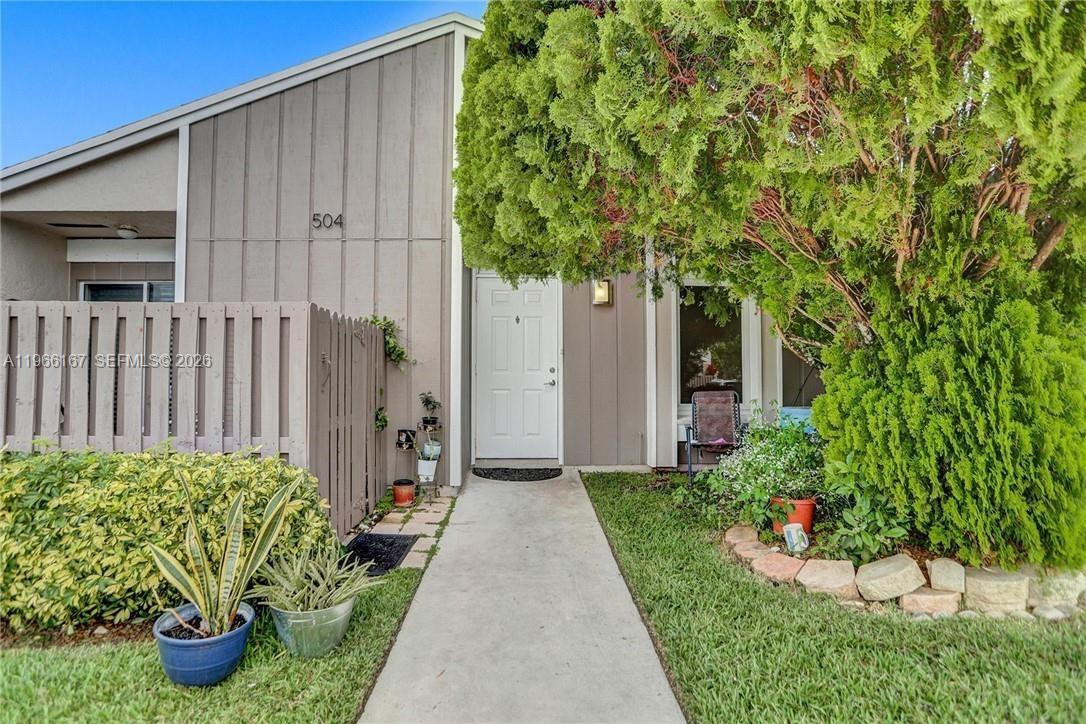 504 Woodgate Circle C Property Photo 1