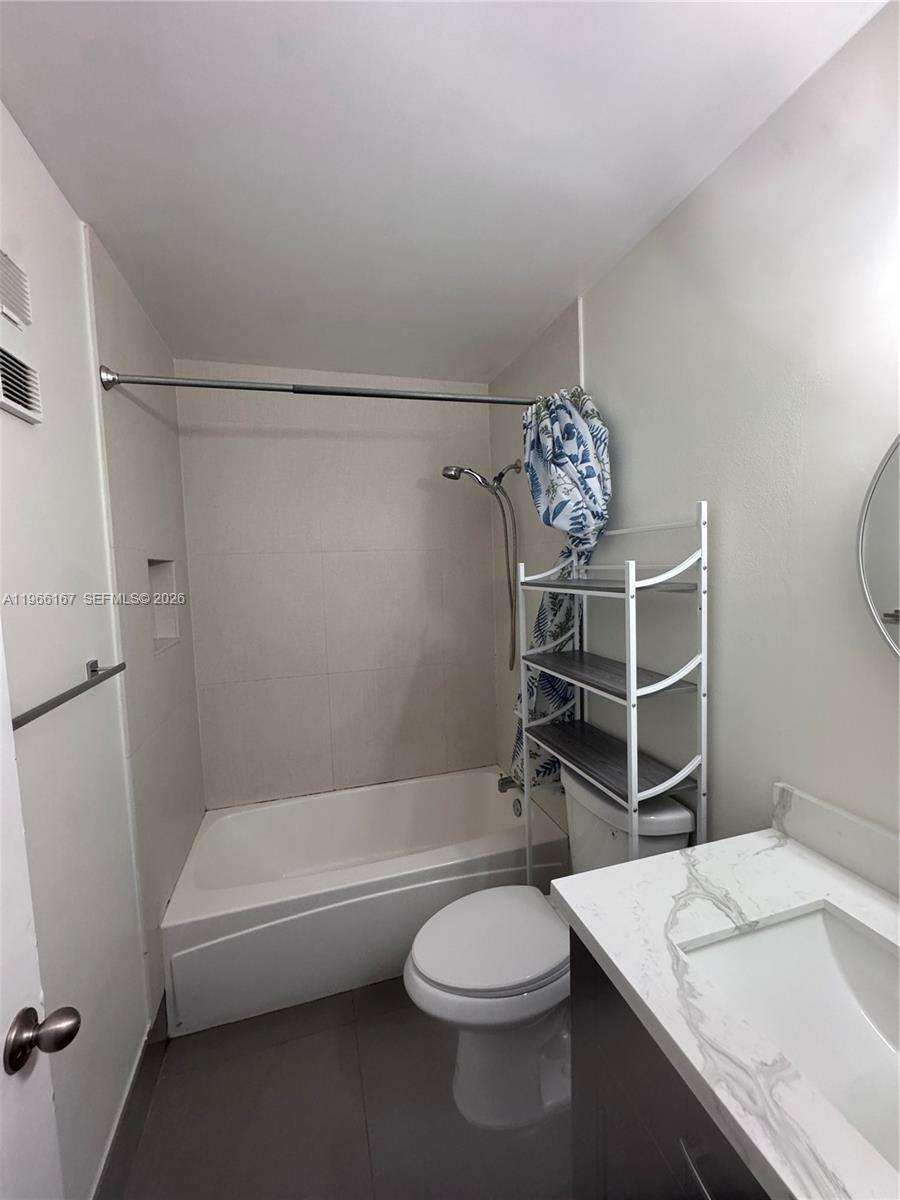 504 Woodgate Circle C Property Photo 8